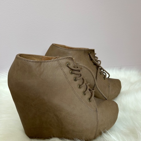 Tan Charlotte Russe platforms with laces - Picture 3 of 4